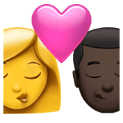 👩‍❤️‍💋‍👨🏿 Emoji sich küssendes Paar - Frau, Mann: dunkle Hautfarbe Apple iOS 14.5.