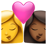 👩‍❤️‍💋‍👩🏾 Emoji sich küssendes Paar - Frau: mitteldunkle Hautfarbe, Frau Apple iOS 14.5.