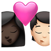 👩🏿‍❤️‍💋‍🧑🏻 Emoji sich küssendes Paar: Frau, Person, dunkle Hautfarbe, helle Hautfarbe Apple iOS 14.5.