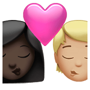 👩🏿‍❤️‍💋‍🧑🏼 Emoji sich küssendes Paar: Frau, Person, dunkle Hautfarbe, mittelhelle Hautfarbe Apple iOS 14.5.