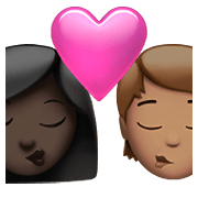 Emoji 👩🏿‍❤️‍💋‍🧑🏽 Bacio Tra Coppia: Donna, persona, Carnagione Scura, Carnagione Olivastra su Apple iOS 14.5.