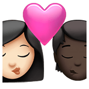 👩🏻‍❤️‍💋‍🧑🏿 Emoji sich küssendes Paar: Frau, Person, helle Hautfarbe, dunkle Hautfarbe Apple iOS 14.5.