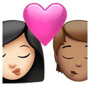 Emoji 👩🏻‍❤️‍💋‍🧑🏽 Bacio Tra Coppia: Donna, persona, Carnagione Chiara, Carnagione Olivastra su Apple iOS 14.5.