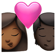 👩🏾‍❤️‍💋‍🧑🏿 Emoji sich küssendes Paar: Frau, Person, mitteldunkle Hautfarbe, dunkle Hautfarbe Apple iOS 14.5.