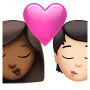 Emoji 👩🏾‍❤️‍💋‍🧑🏻 Bacio Tra Coppia: Donna, persona, Carnagione Abbastanza Scura, Carnagione Chiara su Apple iOS 14.5.