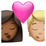 👩🏾‍❤️‍💋‍🧑🏼 Emoji sich küssendes Paar: Frau, Person, mitteldunkle Hautfarbe, mittelhelle Hautfarbe Apple iOS 14.5.