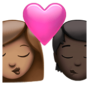 👩🏽‍❤️‍💋‍🧑🏿 Emoji sich küssendes Paar: Frau, Person, mittlere Hautfarbe, dunkle Hautfarbe Apple iOS 14.5.