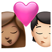 👩🏽‍❤️‍💋‍🧑🏻 Emoji sich küssendes Paar: Frau, Person, mittlere Hautfarbe, helle Hautfarbe Apple iOS 14.5.