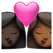 👩🏿‍❤️‍💋‍👩🏾 Emoji Beijo - Mulher: Pele Escura, Mulher: Pele Morena Escura na Apple iOS 14.5.
