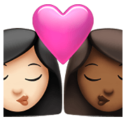 👩🏻‍❤️‍💋‍👩🏾 Emoji Beijo - Mulher: Pele Clara, Mulher: Pele Morena Escura na Apple iOS 14.5.