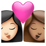 👩🏻‍❤️‍💋‍👩🏽 Emoji sich küssendes Paar - Frau: helle Hautfarbe, Frau: mittelhelle Hautfarbe Apple iOS 14.5.