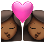 👩🏾‍❤️‍💋‍👩🏾 Emoji sich küssendes Paar - Frau: mitteldunkle Hautfarbe, Frau:mitteldunkle Hautfarbe Apple iOS 14.5.