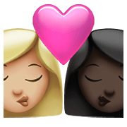 👩🏼‍❤️‍💋‍👩🏿 Emoji sich küssendes Paar - Frau: helle Hautfarbe, Frau: dunkle Hautfarbe Apple iOS 14.5.