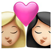 👩🏼‍❤️‍💋‍👩🏻 Emoji sich küssendes Paar - Frau: mittelhelle Hautfarbe, Frau: helle Hautfarbe Apple iOS 14.5.