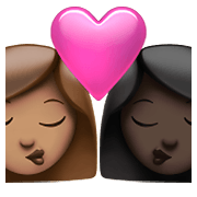 👩🏽‍❤️‍💋‍👩🏿 Emoji Beijo - Mulher: Pele Morena, Mulher: Pele Escura na Apple iOS 14.5.
