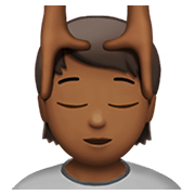 💆🏾 Emoji Person, die eine Kopfmassage bekommt: mitteldunkle Hautfarbe Apple iOS 14.5.