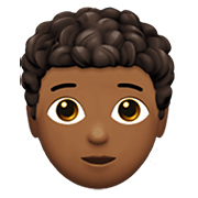 🧑🏾‍🦱 Emoji Erwachsener: mitteldunkle Hautfarbe, lockiges Haar Apple iOS 14.5.