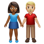 👩🏾‍🤝‍👨🏼 Emoji Mann und Frau halten Hände: mitteldunkle Hautfarbe, mittelhelle Hautfarbe Apple iOS 14.5.
