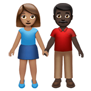 👩🏽‍🤝‍👨🏿 Emoji Mann und Frau halten Hände: mittlere Hautfarbe, dunkle Hautfarbe Apple iOS 14.5.