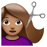 Émoji 💇🏽‍♀️ Femme Qui Se Fait Couper Les Cheveux : Peau Légèrement Mate sur Apple iOS 14.5.