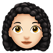👩🏻‍🦱 Emoji Frau: helle Hautfarbe, lockiges Haar Apple iOS 14.5.