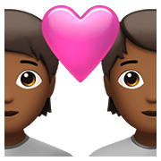 💑🏾 Emoji Pareja Enamorada, Tono De Piel Oscuro Medio en Apple iOS 15.4.