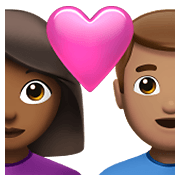 👩🏾‍❤️‍👨🏽 Emoji Liebespaar - Frau: mitteldunkle Hautfarbe, Mann: mittlere Hautfarbe Apple iOS 15.4.