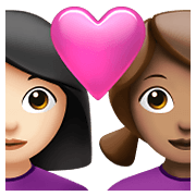 👩🏻‍❤️‍👩🏽 Emoji Casal Apaixonado - Mulher: Pele Clara, Mulher: Pele Morena Clara na Apple iOS 15.4.
