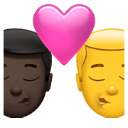 Emoji 👨🏿‍❤️‍💋‍👨 Bacio Tra Coppia - Uomo: Carnagione Scura, Hombre su Apple iOS 15.4.