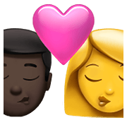 👨🏿‍❤️‍💋‍👩 Emoji Beso - Hombre: Tono De Piel Oscuro, Mujer en Apple iOS 15.4.