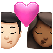 👨🏻‍❤️‍💋‍👩🏾 Emoji sich küssendes Paar - Mann: helle Hautfarbe, Frau: mitteldunkle Hautfarbe Apple iOS 15.4.