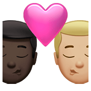 👨🏿‍❤️‍💋‍👨🏼 Emoji sich küssendes Paar - Mann: dunkle Hautfarbe, Mann: mittelhelle Hautfarbe Apple iOS 15.4.