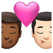 👨🏾‍❤️‍💋‍👨🏻 Emoji sich küssendes Paar - Mann: mitteldunkle Hautfarbe, Mann: helle Hautfarbe Apple iOS 15.4.
