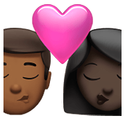 👨🏾‍❤️‍💋‍👩🏿 Emoji sich küssendes Paar - Mann: mitteldunkle Hautfarbe, Frau: dunkle Hautfarbe Apple iOS 15.4.