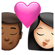 Emoji 👨🏾‍❤️‍💋‍👩🏻 Bacio Tra Coppia - Uomo: Carnagione Abbastanza Scura, Donna: Carnagione Chiara su Apple iOS 15.4.