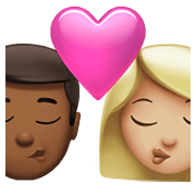 👨🏾‍❤️‍💋‍👩🏼 Emoji sich küssendes Paar - Mann: mitteldunkle Hautfarbe, Frau: mittelhelle Hautfarbe Apple iOS 15.4.