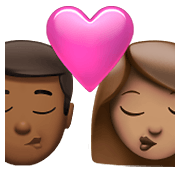 👨🏾‍❤️‍💋‍👩🏽 Emoji sich küssendes Paar - Mann: mitteldunkle Hautfarbe, Frau: mittlere Hautfarbe Apple iOS 15.4.