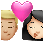 👨🏼‍❤️‍💋‍👩🏻 Emoji sich küssendes Paar - Mann: mittelhelle Hautfarbe, Frau: helle Hautfarbe Apple iOS 15.4.