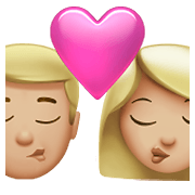 👨🏼‍❤️‍💋‍👩🏼 Emoji sich küssendes Paar - Mann: mittelhelle Hautfarbe, Frau: mittelhelle Hautfarbe Apple iOS 15.4.