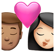 👨🏽‍❤️‍💋‍👩🏻 Emoji sich küssendes Paar - Mann: mittlere Hautfarbe, Frau: helle Hautfarbe Apple iOS 15.4.