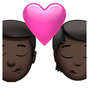 Emoji 👨🏿‍❤️‍💋‍🧑🏿 Bacio Tra Coppia: uomo, persona, Carnagione Scura su Apple iOS 15.4.