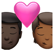 👨🏿‍❤️‍💋‍🧑🏾 Emoji sich küssendes Paar: Mannn, Person, dunkle Hautfarbe, mitteldunkle Hautfarbe Apple iOS 15.4.