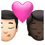 Emoji 👨🏻‍❤️‍💋‍🧑🏿 Bacio Tra Coppia: uomo, persona, Carnagione Chiara, Carnagione Scura su Apple iOS 15.4.