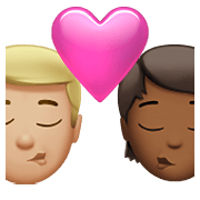 👨🏼‍❤️‍💋‍🧑🏾 Emoji sich küssendes Paar: Mannn, Person, mittelhelle Hautfarbe, mitteldunkle Hautfarbe Apple iOS 15.4.