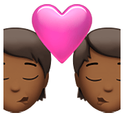 💏🏾 Emoji Beijo, Pele Morena Escura na Apple iOS 15.4.