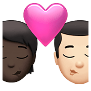 🧑🏿‍❤️‍💋‍👨🏻 Emoji Beijo: Pessoa, Homem, Pele Escura, Pele Clara na Apple iOS 15.4.