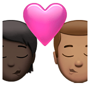 🧑🏿‍❤️‍💋‍👨🏽 Emoji Beijo: Pessoa, Homem, Pele Escura, Pele Morena na Apple iOS 15.4.