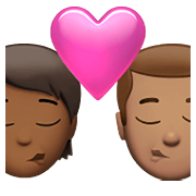 🧑🏾‍❤️‍💋‍👨🏽 Emoji sich küssendes Paar: Person, Mannn, mitteldunkle Hautfarbe, mittlere Hautfarbe Apple iOS 15.4.