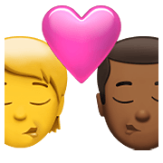 🧑‍❤️‍💋‍👨🏾 Emoji sich küssendes Paar: Person, Mannn, Kein Hautton, mitteldunkle Hautfarbe Apple iOS 15.4.