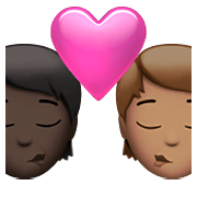 🧑🏿‍❤️‍💋‍🧑🏽 Emoji sich küssendes Paar: Person, Person, dunkle Hautfarbe, mittlere Hautfarbe Apple iOS 15.4.